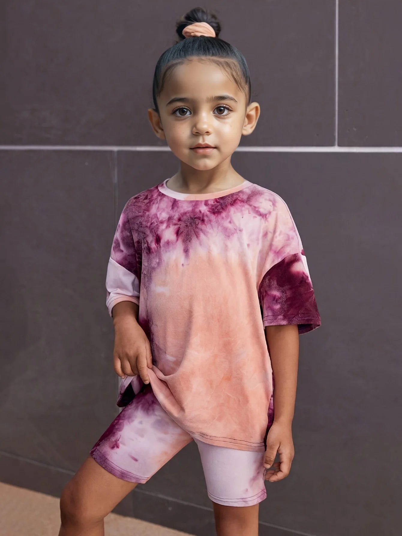 Girls' T-Shirt Set: Loose Short-Sleeve Top + Tight Shorts Two-Piece Set with Random Prints, Fashionable and Versatile, Suitable for Children Aged 4-11, for Summer, Home, School, Outings, Travel, and Casual Wear