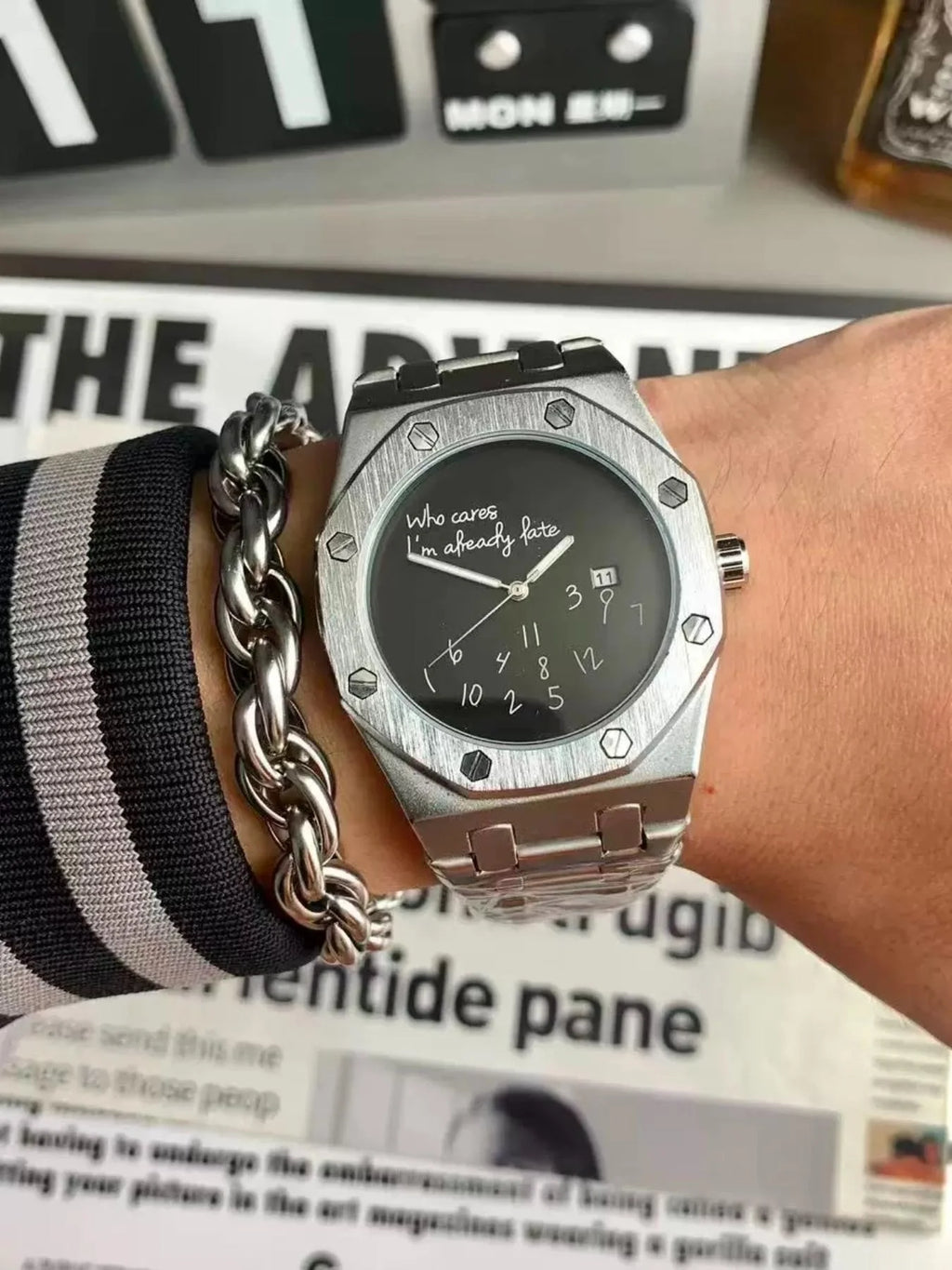 New High-End Business Casual Men's Steel Band Watch, Round Dial Design, Personalized Graffiti Number Pattern, Simple Retro Fashion with a Premium Feel, a Trendy Men's Gift Recommendation.
