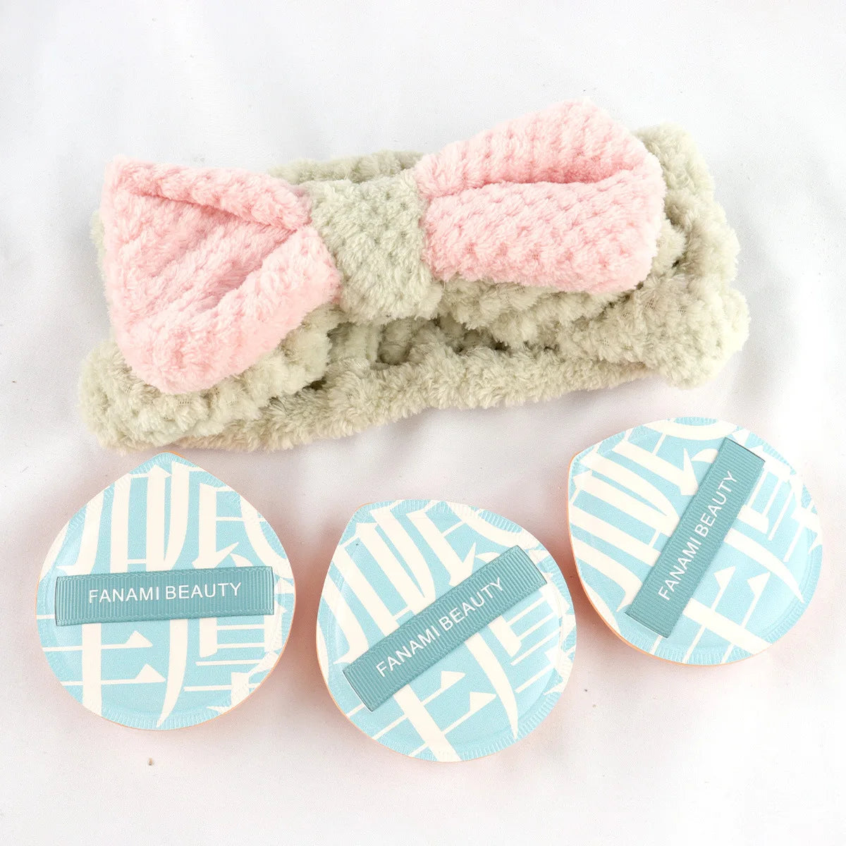 Multi-piece set of beauty tools, blue hair with water droplets, powder puff, skin-friendly, soft makeup brush, complete set