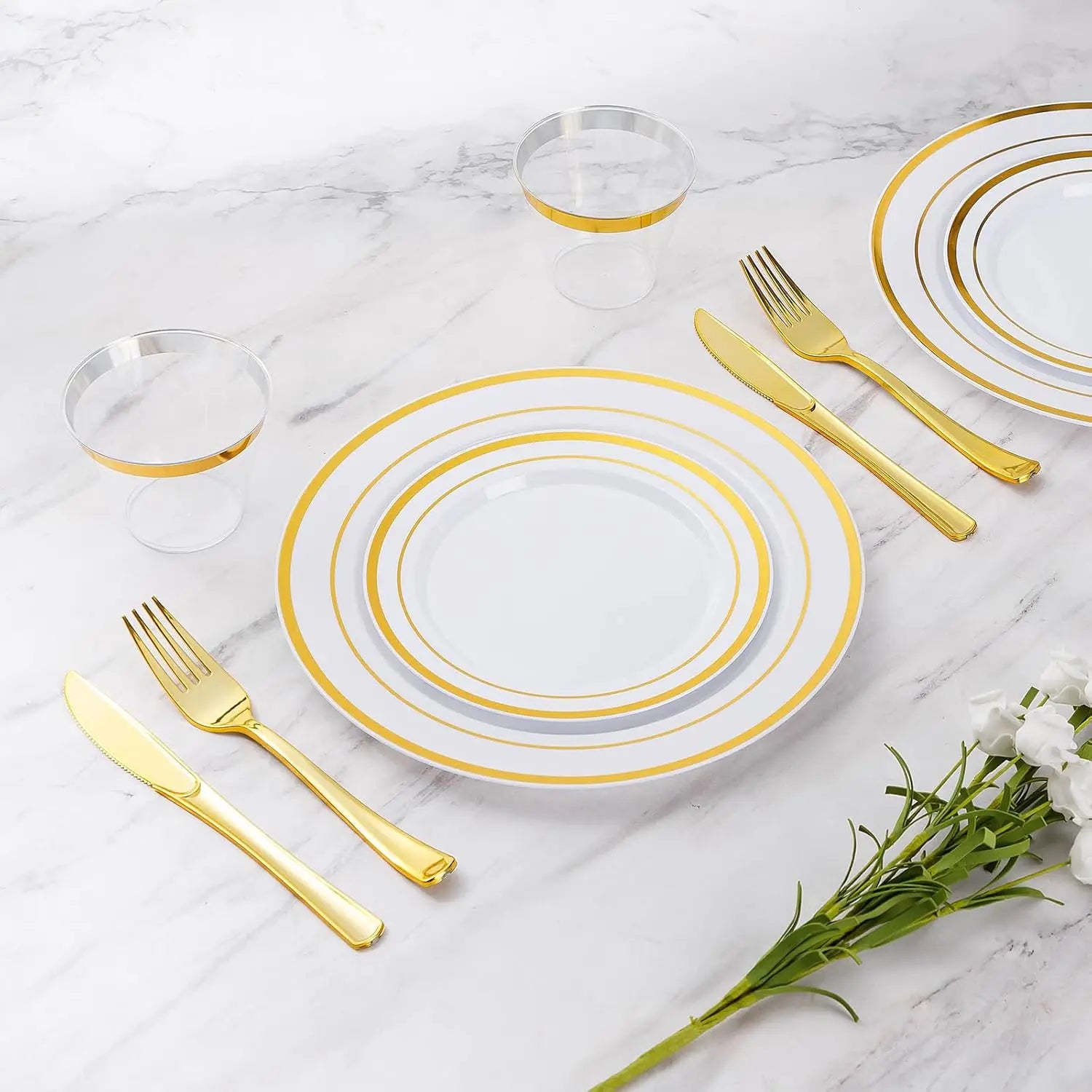 Disposable Gold Plastic Dinnerware Set for 100 Guests - 600 Pieces Includes 100 Dinner Plates, 100 Dessert Plates, 100 Forks, 100 Knives, 100 Spoons, 100 Cups, Party Supplies