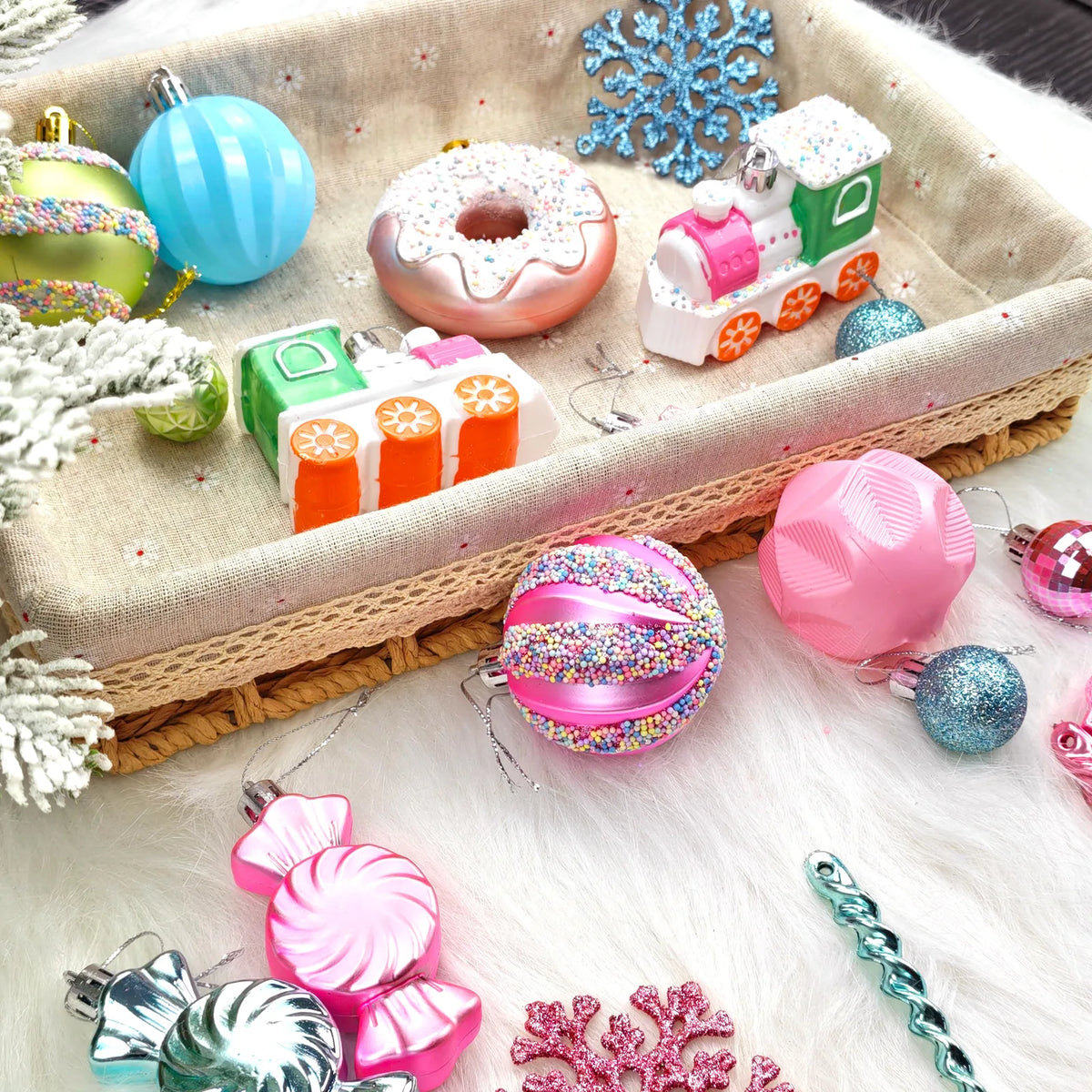 82PCS Assorted Christmas Ornaments Set Large Christmas Tree Decorations 3–8CM Christmas Balls Assorted Xmas Ornaments Decor Set