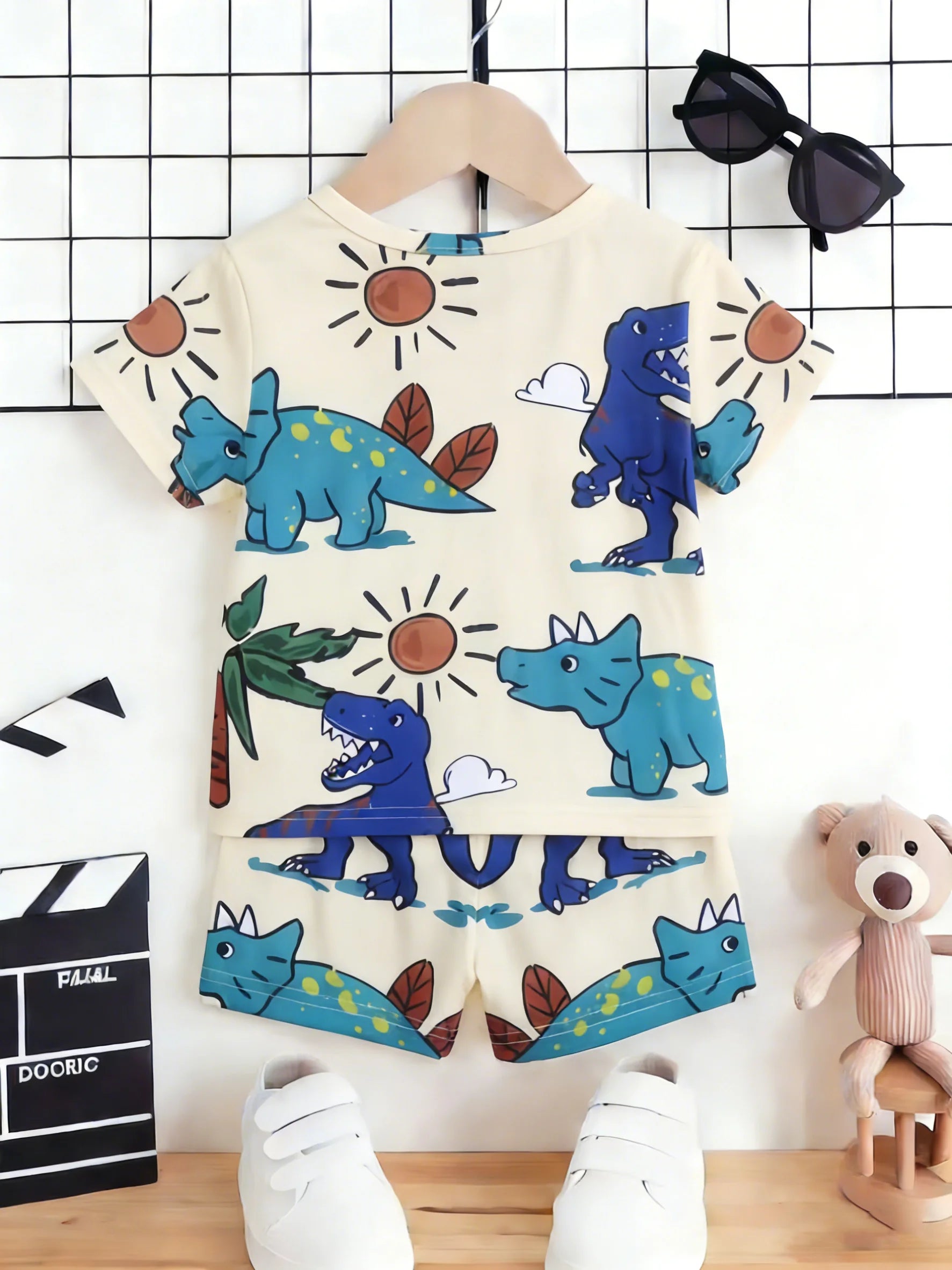 Beige Dinosaur Set: Daily Cute Baby’s Dinosaur Fan Protagonist
