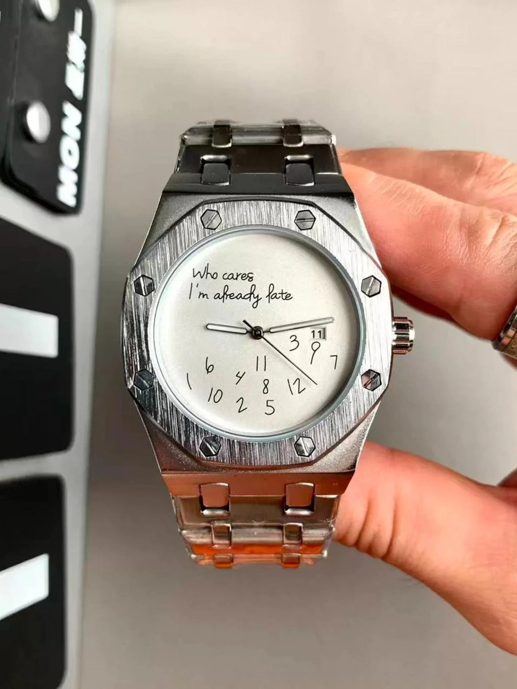 New High-End Business Casual Men's Steel Band Watch, Round Dial Design, Personalized Graffiti Number Pattern, Simple Retro Fashion with a Premium Feel, a Trendy Men's Gift Recommendation.