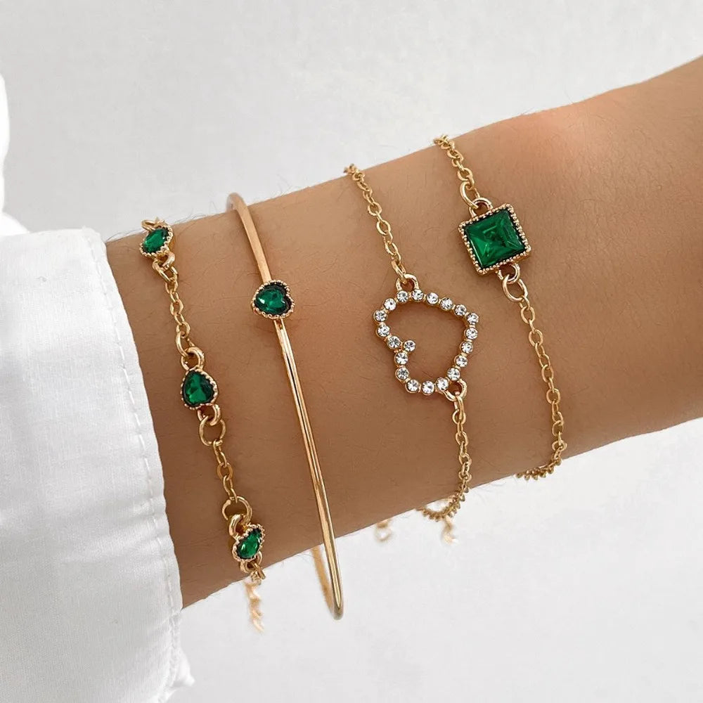 4-Piece Set of Niche Luxury High-End Heart-Shaped Bracelet Set, Creative Retro Design Bracelet, Lightweight Material, Comfortable to Wear, Versatile for Daily Use, Ideal Gift Accessory