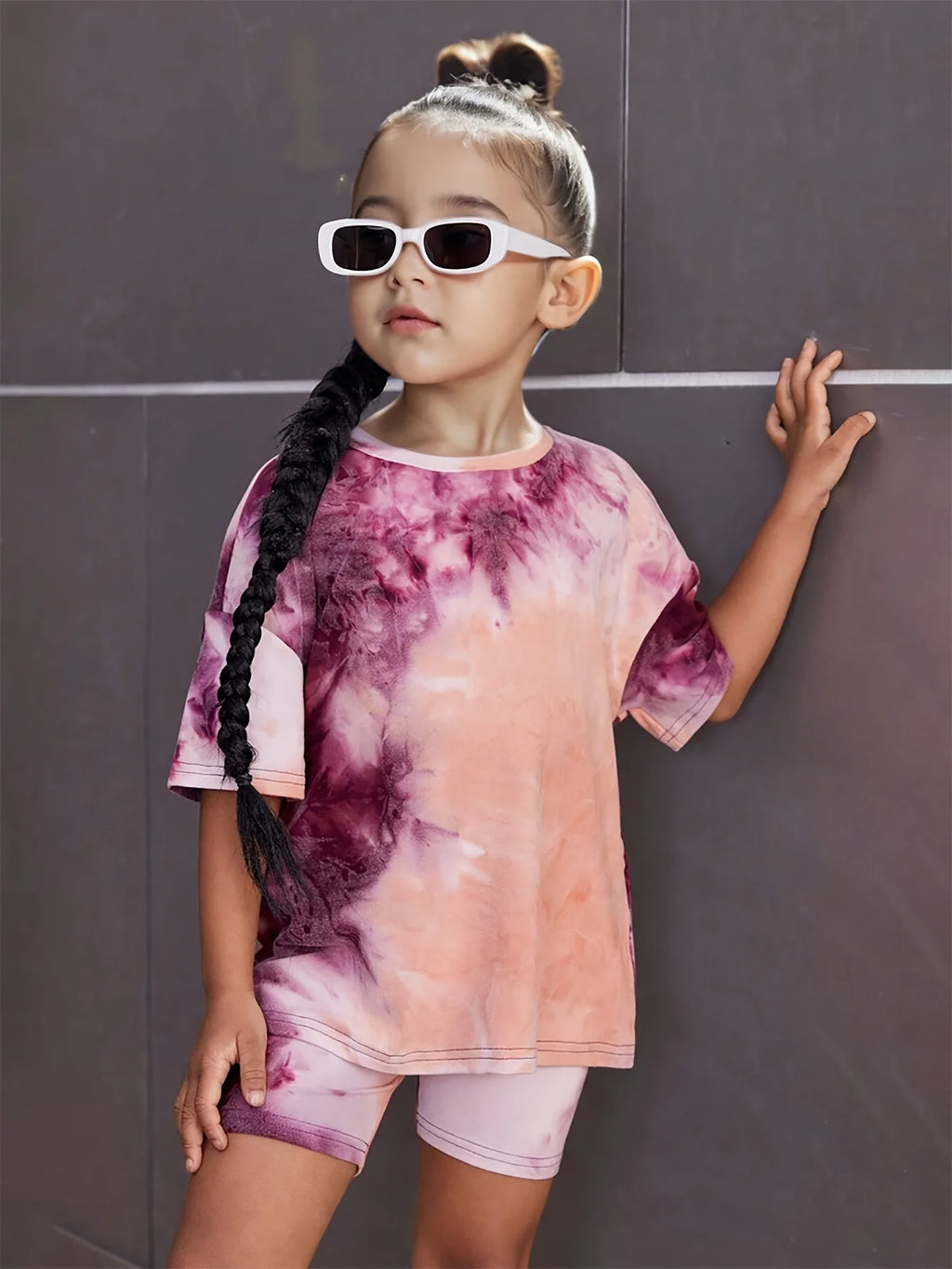 Girls' T-Shirt Set: Loose Short-Sleeve Top + Tight Shorts Two-Piece Set with Random Prints, Fashionable and Versatile, Suitable for Children Aged 4-11, for Summer, Home, School, Outings, Travel, and Casual Wear