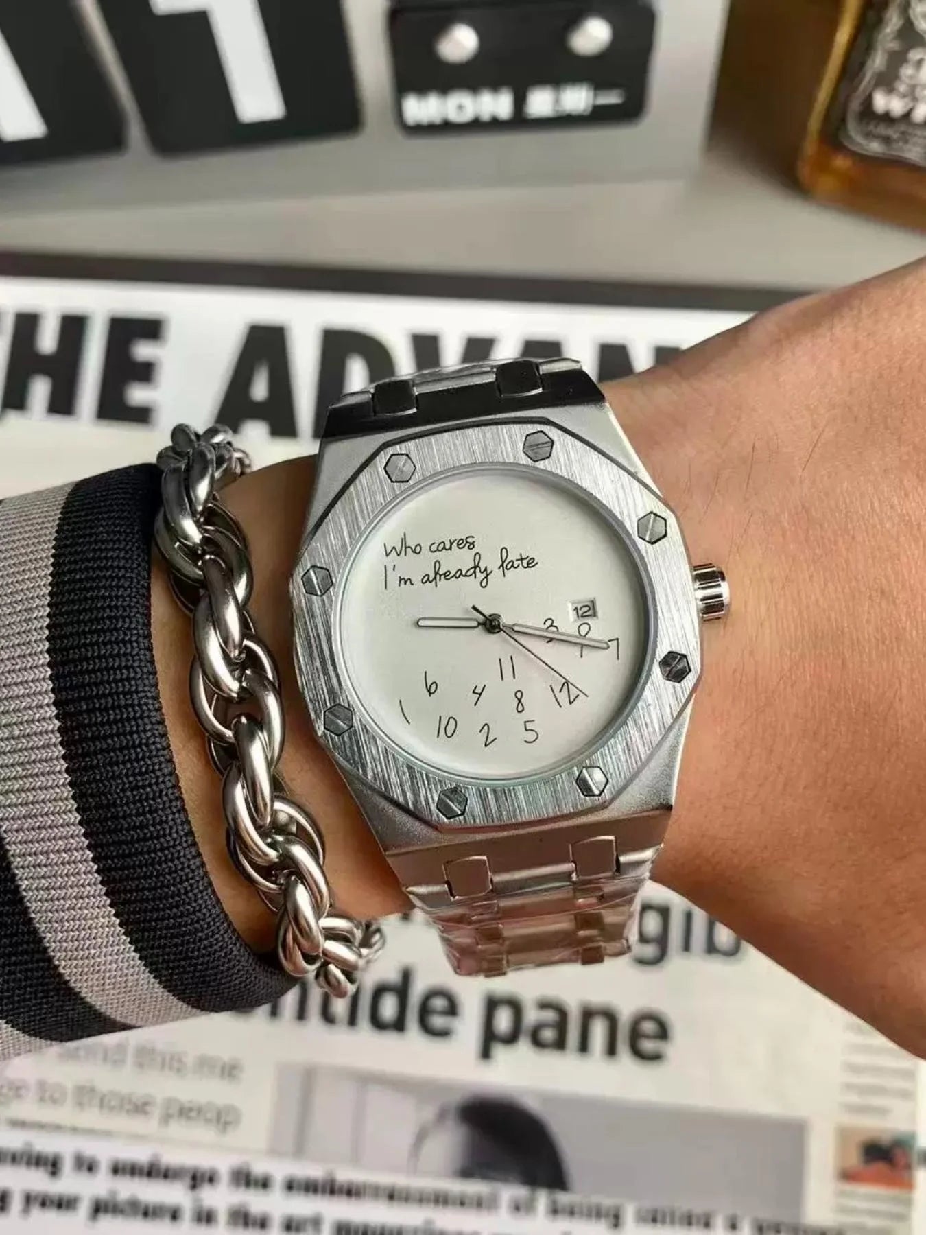New High-End Business Casual Men's Steel Band Watch, Round Dial Design, Personalized Graffiti Number Pattern, Simple Retro Fashion with a Premium Feel, a Trendy Men's Gift Recommendation.