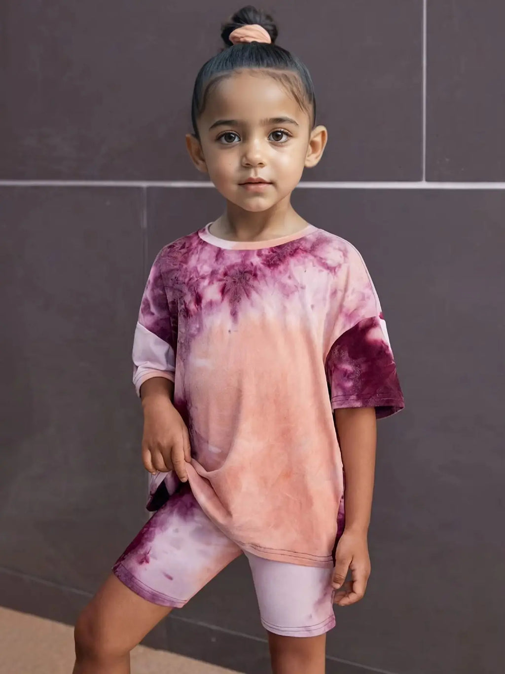 Girls' T-Shirt Set: Loose Short-Sleeve Top + Tight Shorts Two-Piece Set with Random Prints, Fashionable and Versatile, Suitable for Children Aged 4-11, for Summer, Home, School, Outings, Travel, and Casual Wear