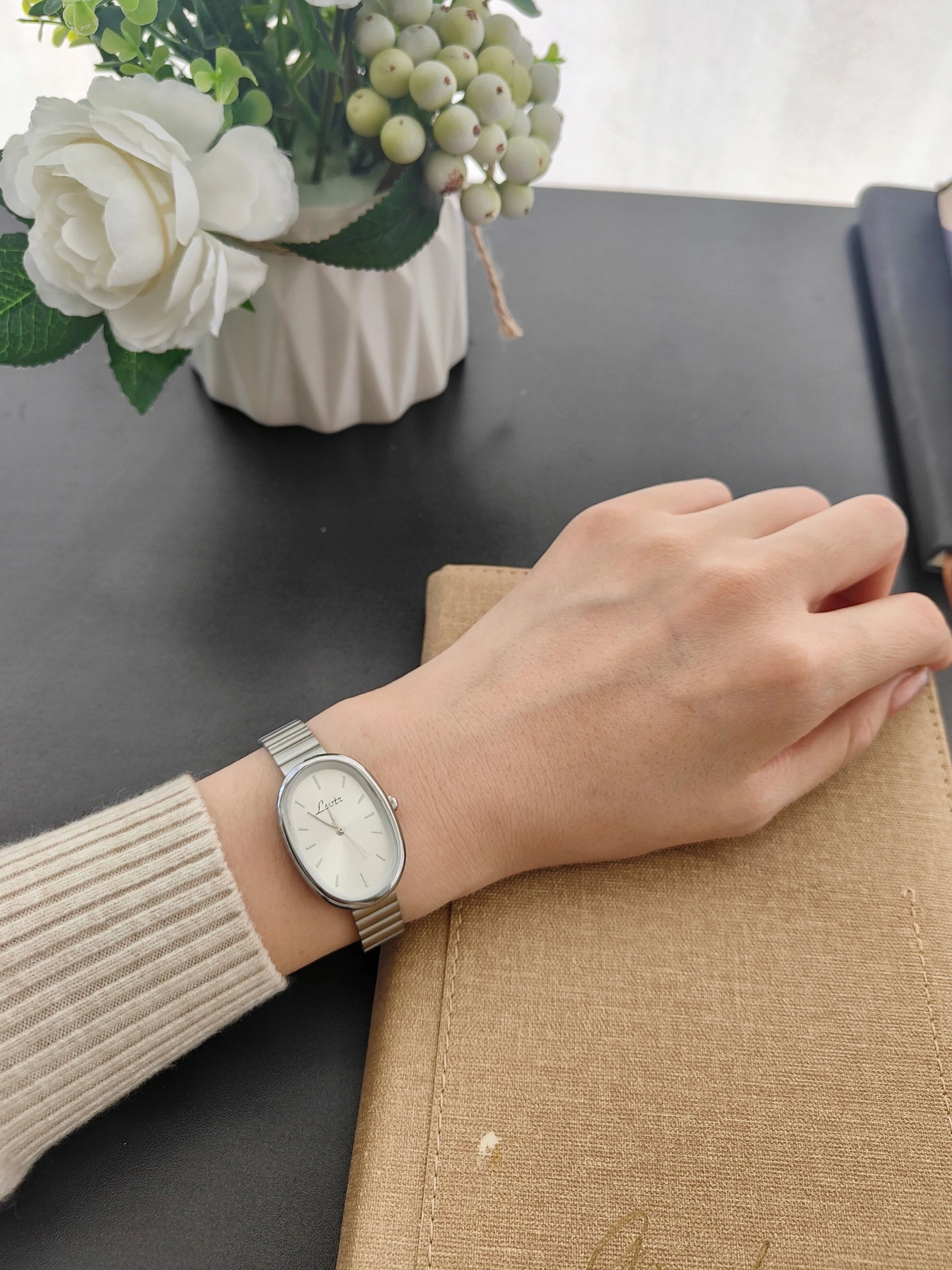 1 Piece of New Fashion Gold Bracelet Women's Watch, Vintage Luxury, Stylish, Simple, Elegant, Light Luxury, Versatile Women's Quartz Watch