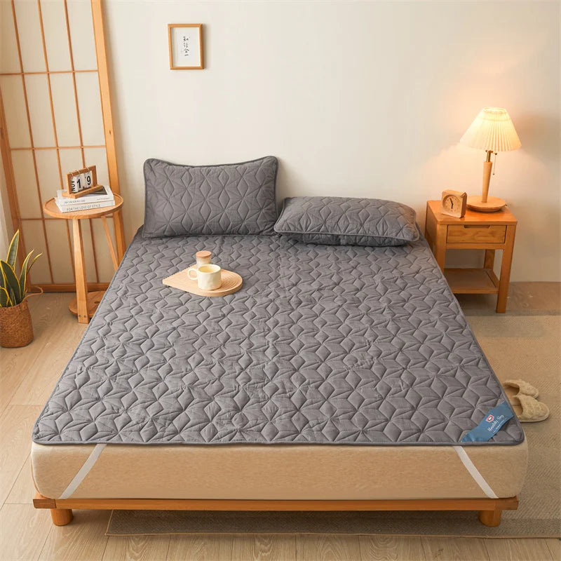 Waterproof Mattress Protector - Breathable Noiseless Mattress Cover Pad with 4 Elastic Corner Straps Fits up to 30 cm Deep