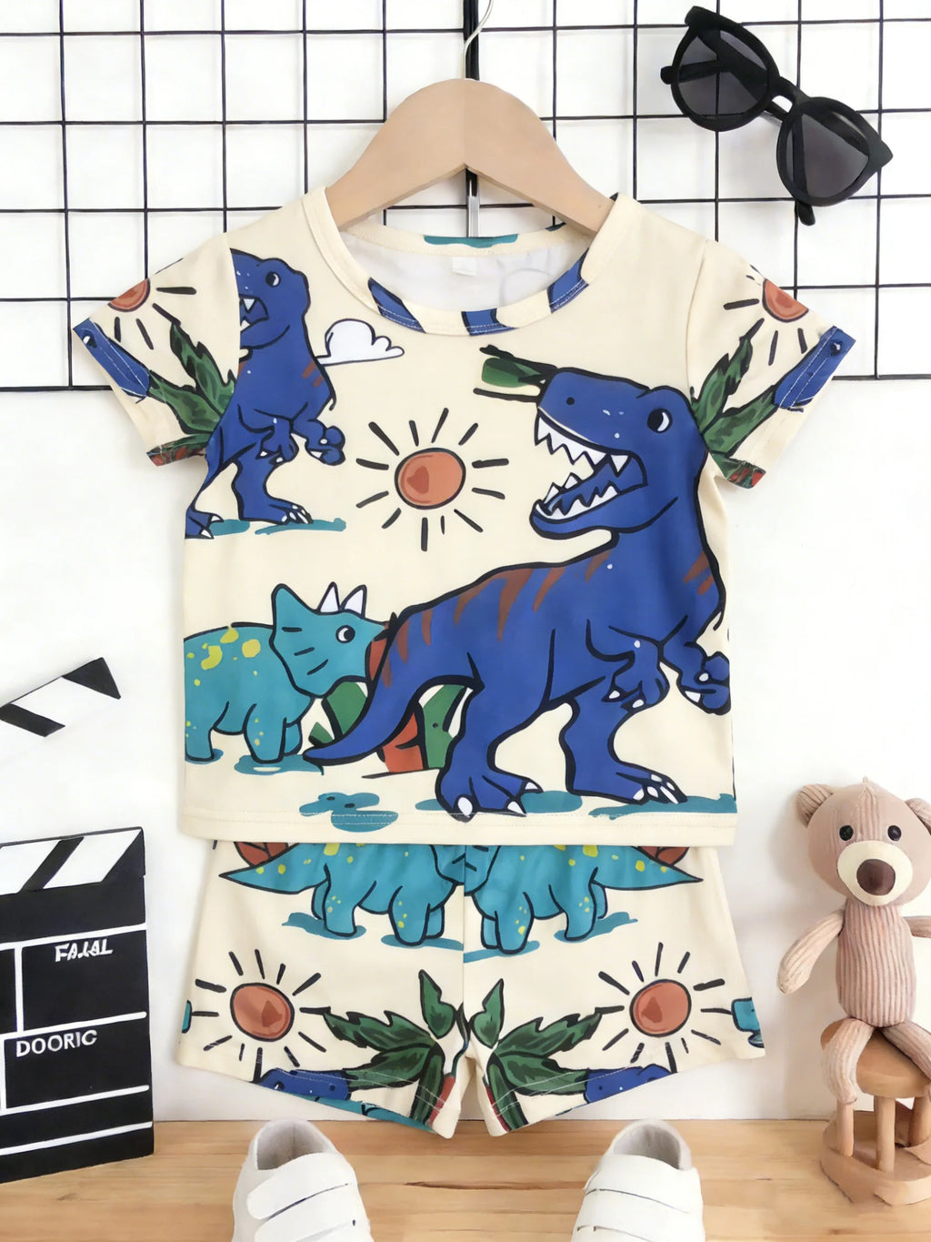 Beige Dinosaur Set: Daily Cute Baby’s Dinosaur Fan Protagonist
