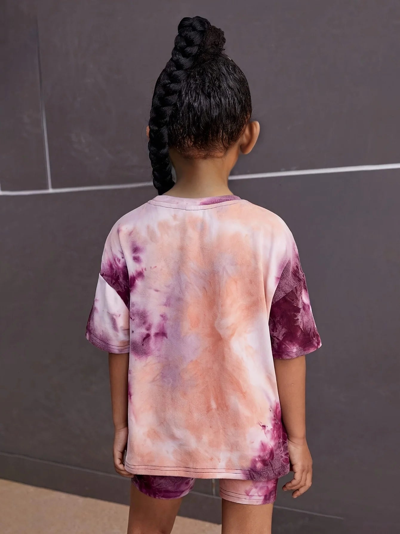 Girls' T-Shirt Set: Loose Short-Sleeve Top + Tight Shorts Two-Piece Set with Random Prints, Fashionable and Versatile, Suitable for Children Aged 4-11, for Summer, Home, School, Outings, Travel, and Casual Wear