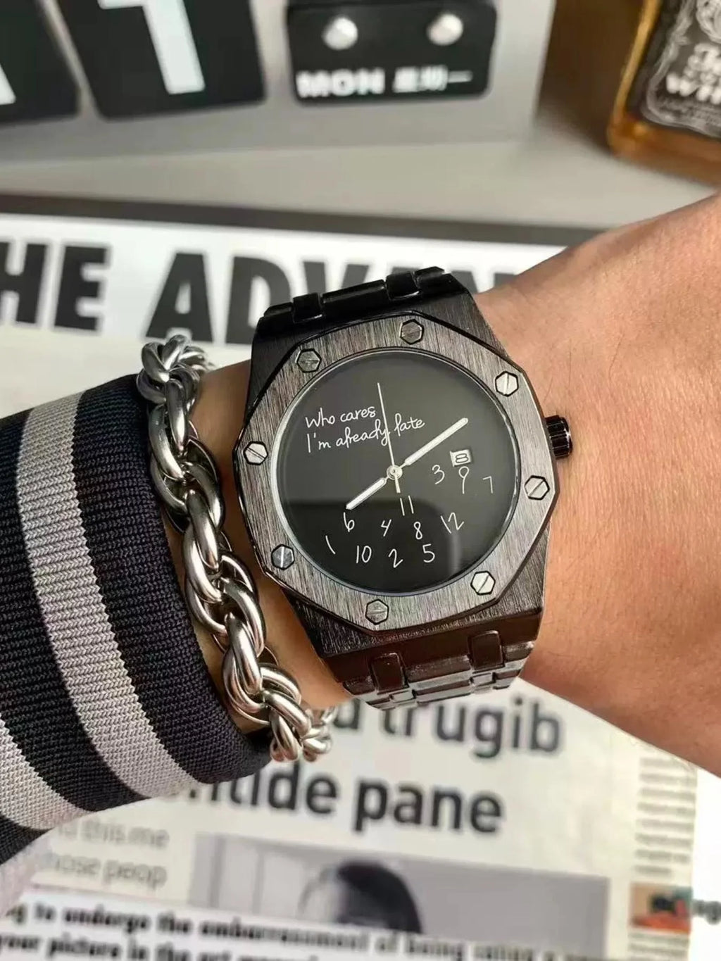 New High-End Business Casual Men's Steel Band Watch, Round Dial Design, Personalized Graffiti Number Pattern, Simple Retro Fashion with a Premium Feel, a Trendy Men's Gift Recommendation.
