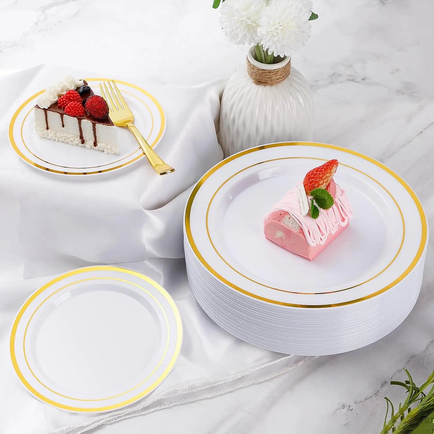 Disposable Gold Plastic Dinnerware Set for 100 Guests - 600 Pieces Includes 100 Dinner Plates, 100 Dessert Plates, 100 Forks, 100 Knives, 100 Spoons, 100 Cups, Party Supplies