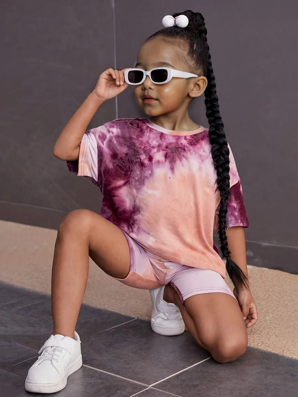 Girls' T-Shirt Set: Loose Short-Sleeve Top + Tight Shorts Two-Piece Set with Random Prints, Fashionable and Versatile, Suitable for Children Aged 4-11, for Summer, Home, School, Outings, Travel, and Casual Wear